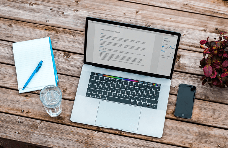 laptop working blogging