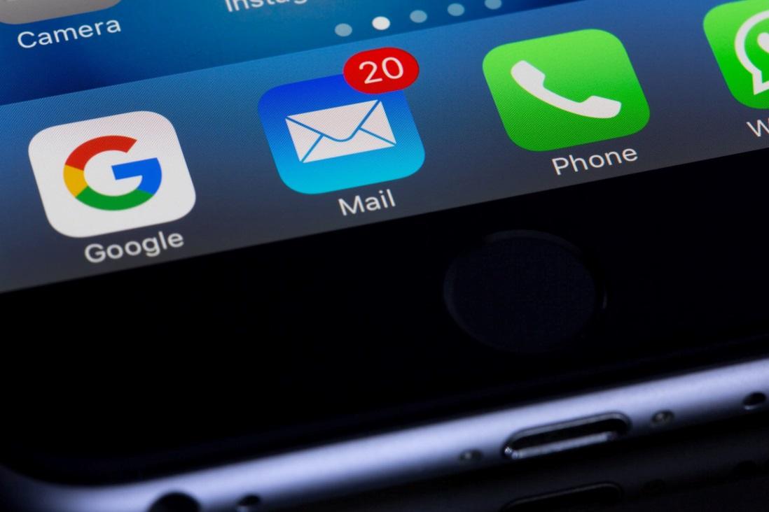 App icons on a smartphone screen: Google, Mail, and Phone.