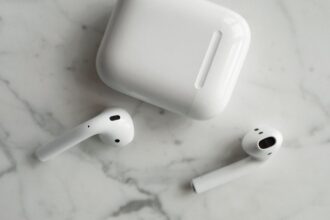 AirPods refusing to pair? Fix it on iPhone, Windows 11, or Android — the flat case, the auto-switch trap, drivers, and the full reset done right.