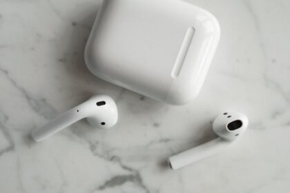 AirPods refusing to pair? Fix it on iPhone, Windows 11, or Android — the flat case, the auto-switch trap, drivers, and the full reset done right.