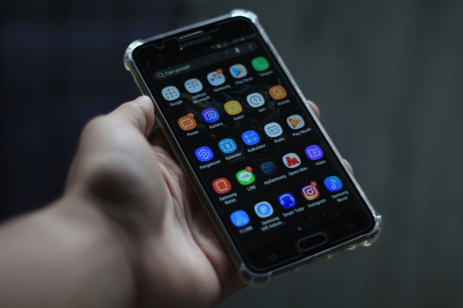 Smartphone screen crowded with rows of installed app icons