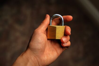 Windows 11 can't password-protect a folder directly. Use a 7-Zip AES-256 archive on any edition, or BitLocker and EFS on Pro. Steps for each.
