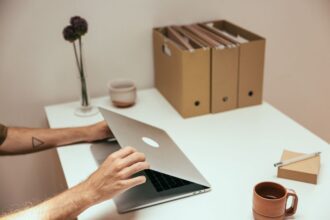 Turn off OneDrive in Windows 11 without losing files: pause, unlink, disable startup, or uninstall. Steps in order, with what each option does.